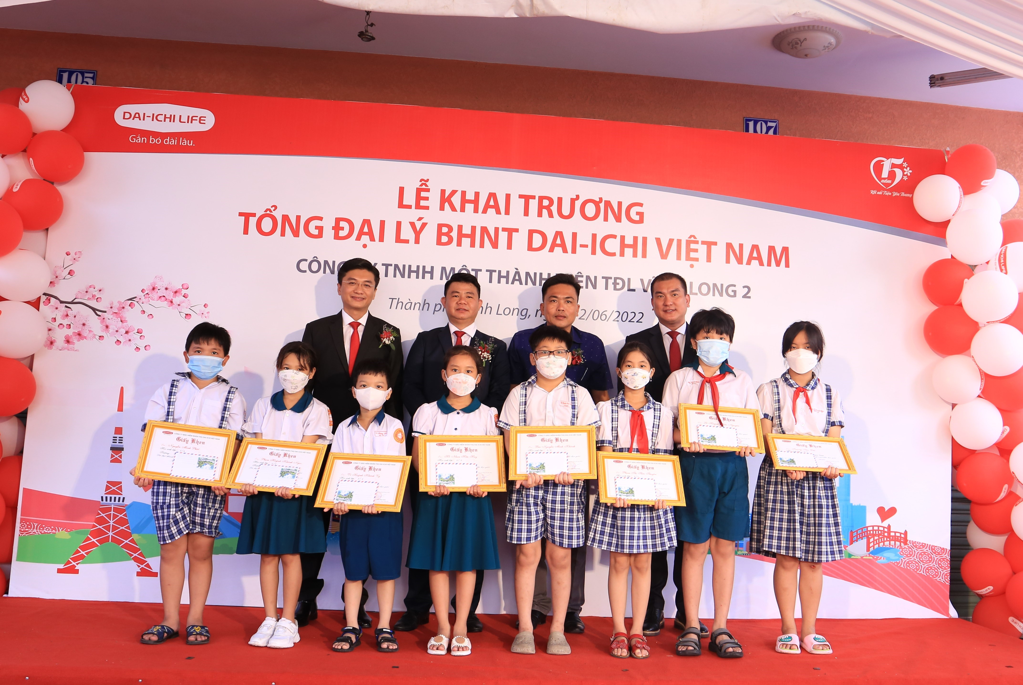 Dai-ichi Life Việt Nam trao tặng 20 suất học bổng cho học sinh vượt khó học giỏi